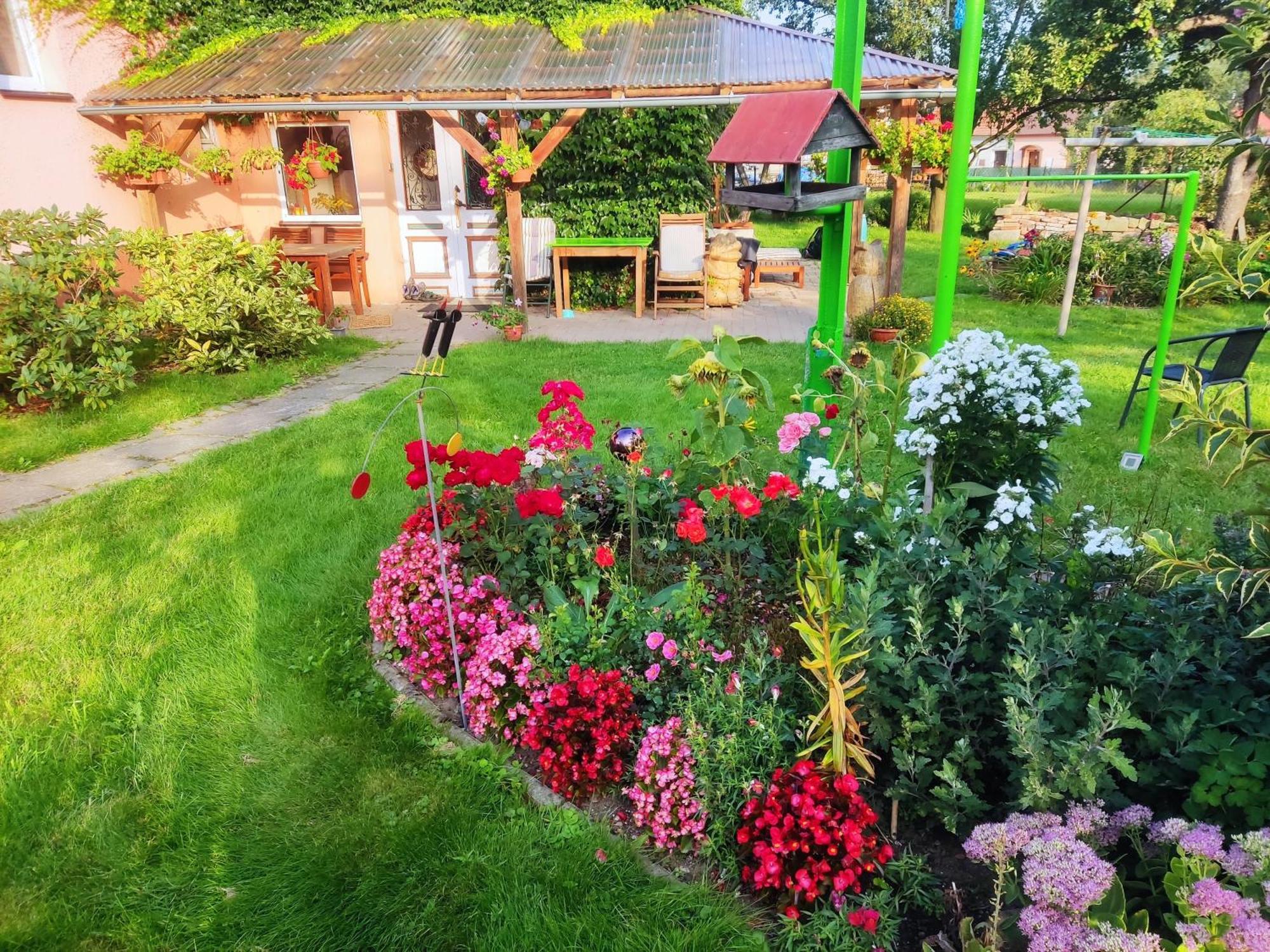 Apartment In Blossom Garden โนเว เมียสโต โปดสเมอร์เกม ภายนอก รูปภาพ